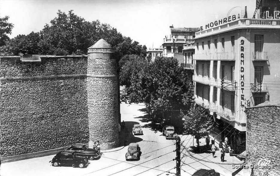 Algerie Tlemcen Place du Mechouar.jpg